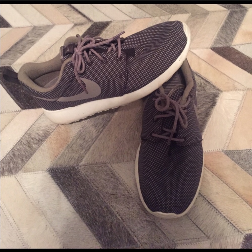 Like new Nike rosche run tennis shoes!